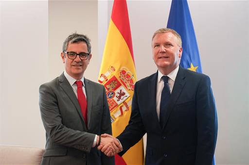 21/04/2026. El ministro Bolaños se reúne con el comisario McGrath para analizar los avances de España en el informe del Estado de Derecho
