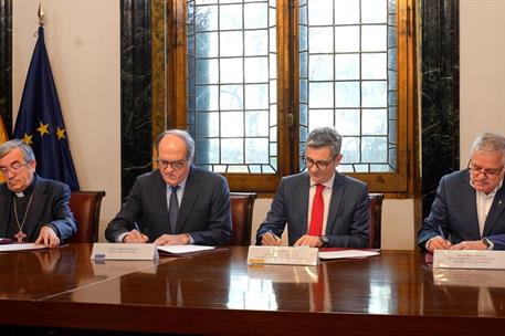 El Gobierno, el Defensor del Pueblo y la Iglesia firman el protocolo para poner en marcha el nuevo sistema de reconocimiento y reparación a las víc...