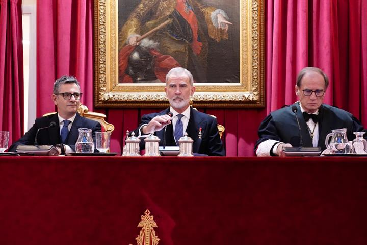 Bolaños participa en la apertura del curso académico de las Reales Academias
