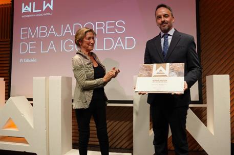 El secretario de Estado de Justicia, nombrado «Embajador de la Igualdad 2026» por Women in a Legal World