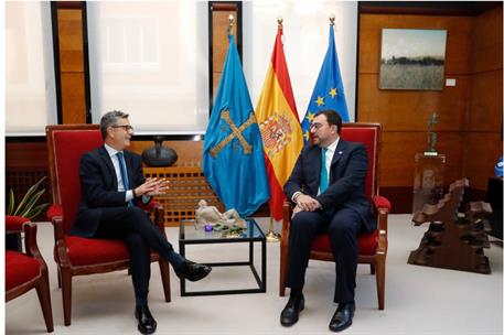 Félix Bolaños mantiene un encuentro con el presidente del Principado de Asturias, Adrián Barbón